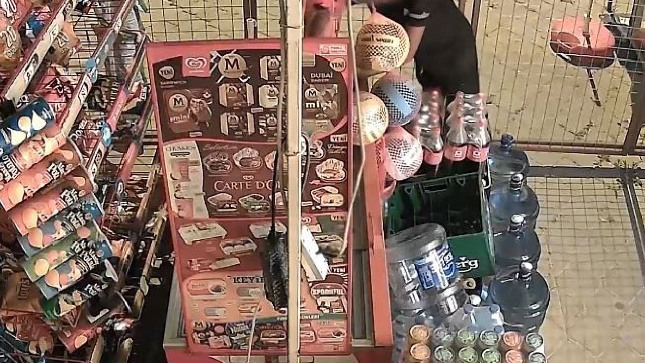 Marketin kapısını kırıp içeri giren çocuklar, marketi talan etti