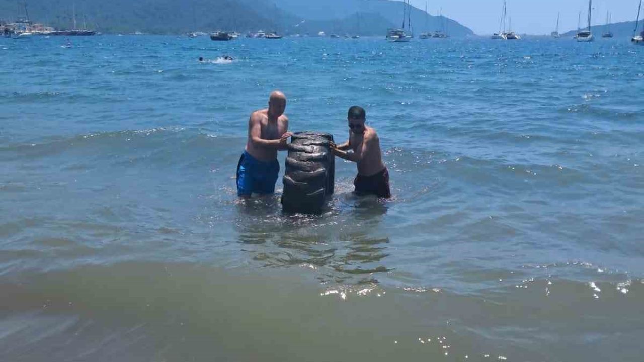 Marmaris Halk Plajı’nda denizden çıkan dev lastik şaşırttı