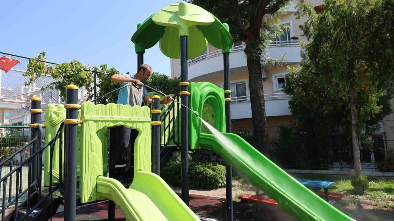 Marmaris’te temizlik çalışmaları sürüyor