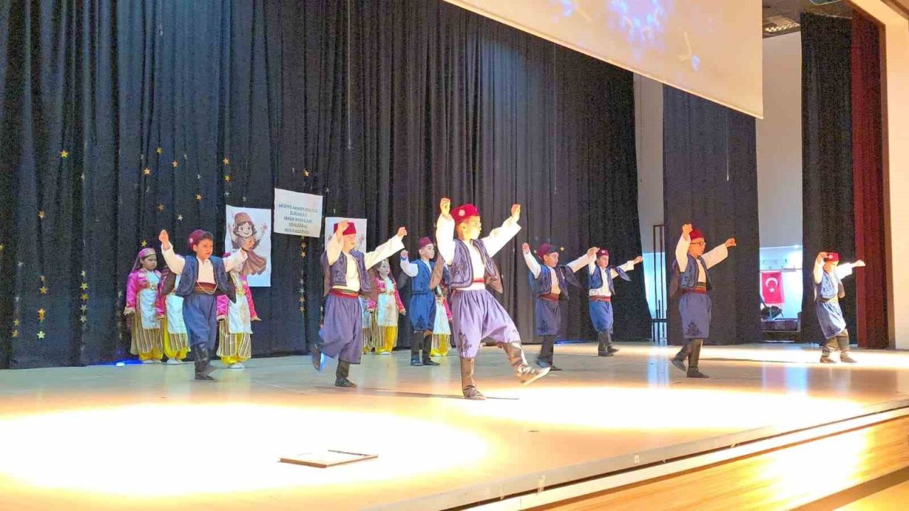 Miniklerin halk oyunları geceleri beğeni topladı