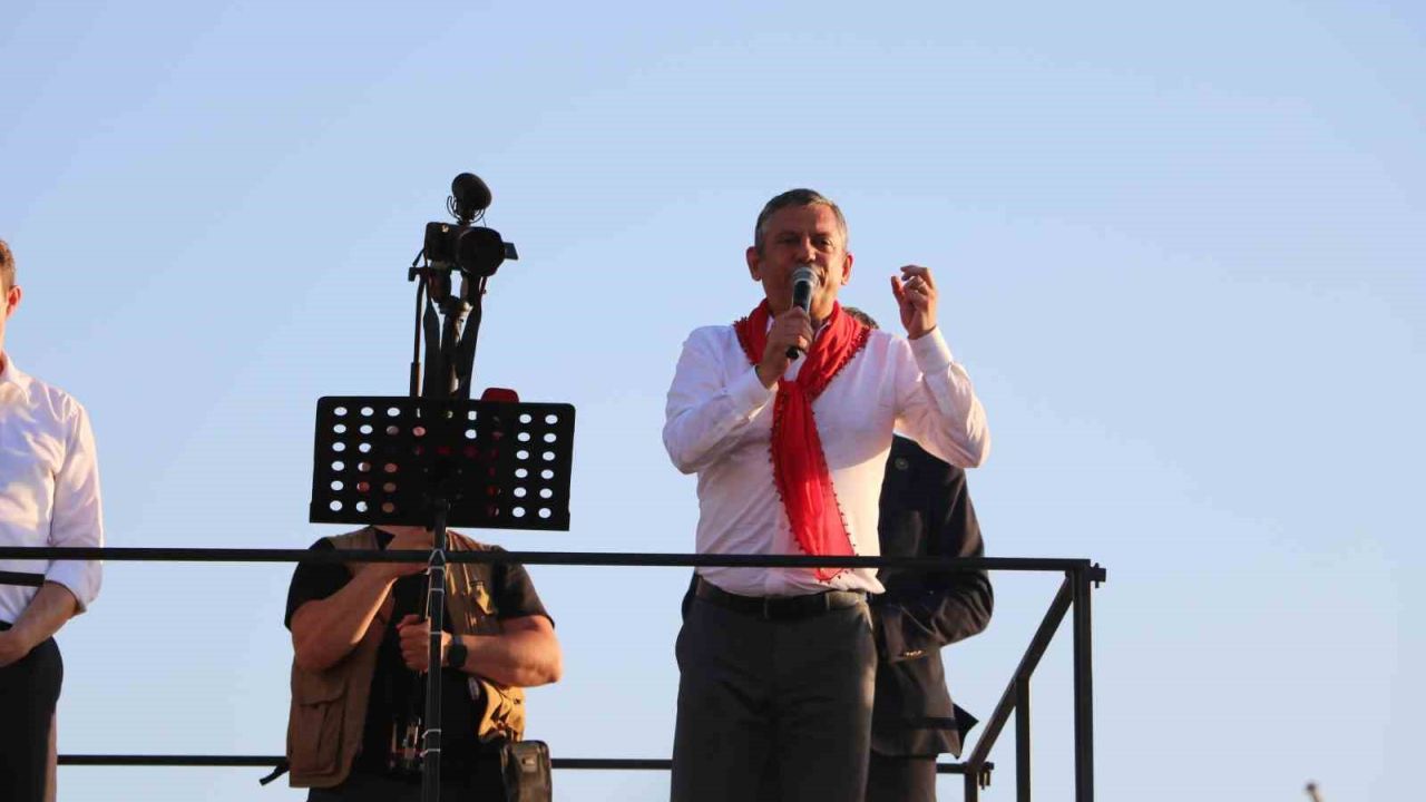 Özgür Özel: "Önümüzden çekilmezseniz, ne kara düzene, ne yargı kollarına, ne de partiye atadığı butlanın kollarına teslim olmayacağız"