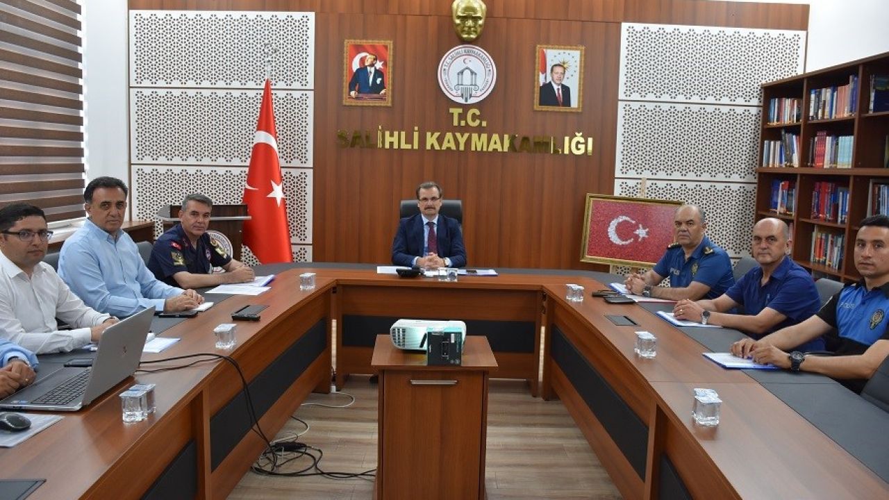 Salihli’de metruk binalara geçit yok