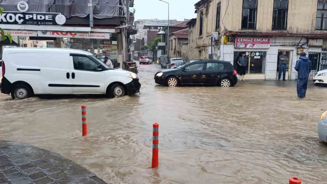 Salihli’yi sağanak vurdu, çok sayıda ev ve iş yeri su altında kaldı