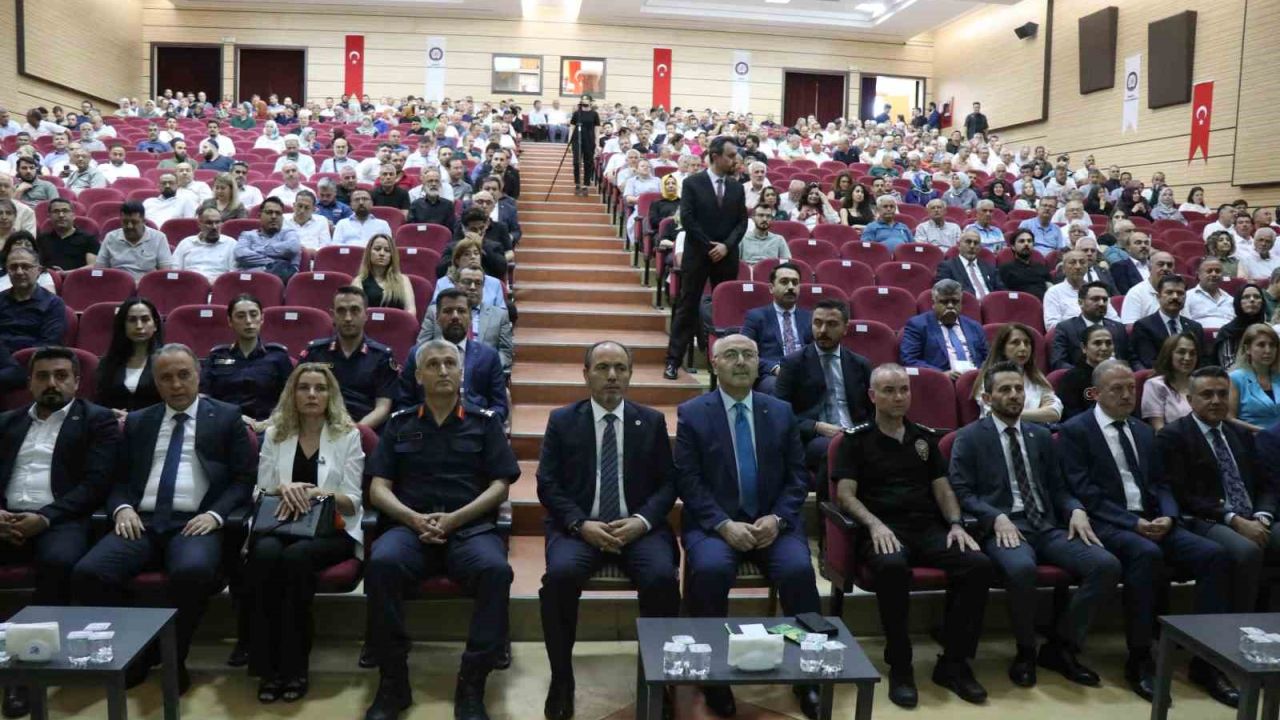 Sanal kumar tehlikesine dikkat çeken Vali Köşger: "Benim hanımı bile kumar bağımlısı yapacaklar"