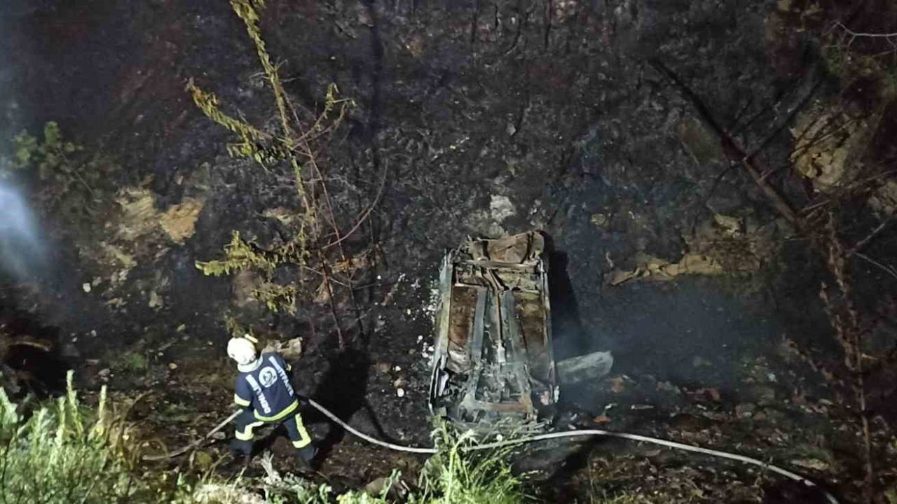 Şarampole yuvarlanan otomobil orman yangınına neden oldu