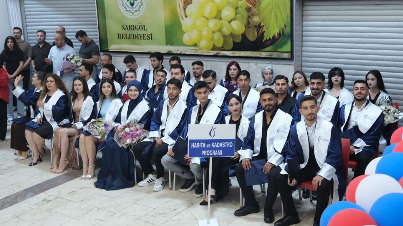 Sarıgöl MYO’da mezuniyet sevinci