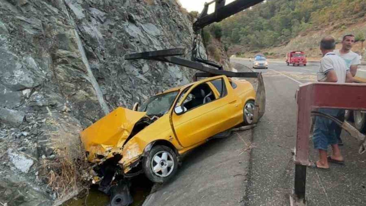 Savrulan otomobil hurdaya döndü, sürücü araçta sıkıştı