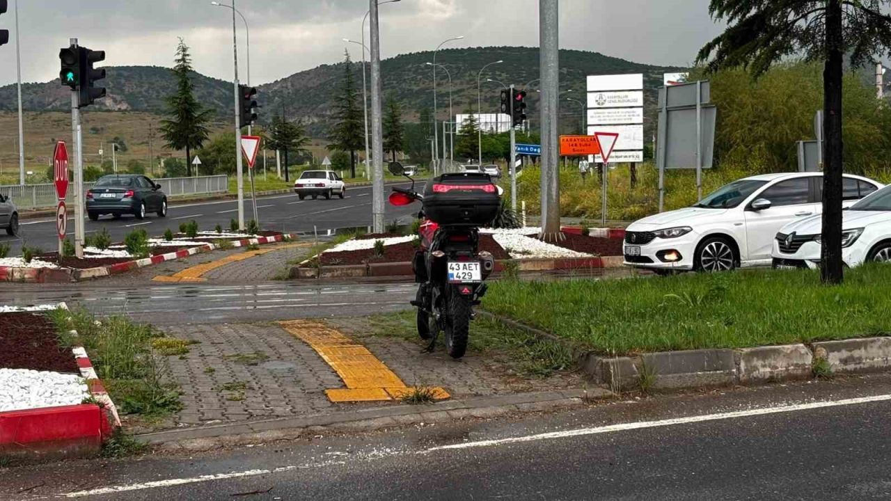 Tavşanlı’da otomobille çarpışan motosikletli yaralandı