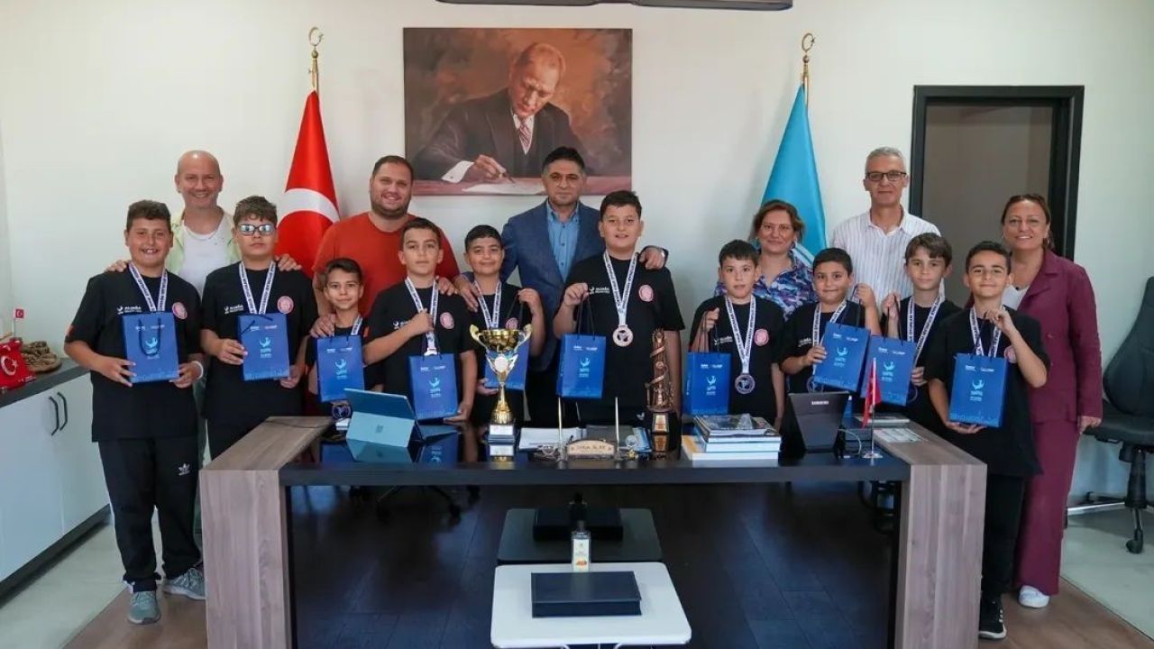 Türkiye üçüncüsü halk oyunları ekibinden Başkan Acar’a ziyaret
