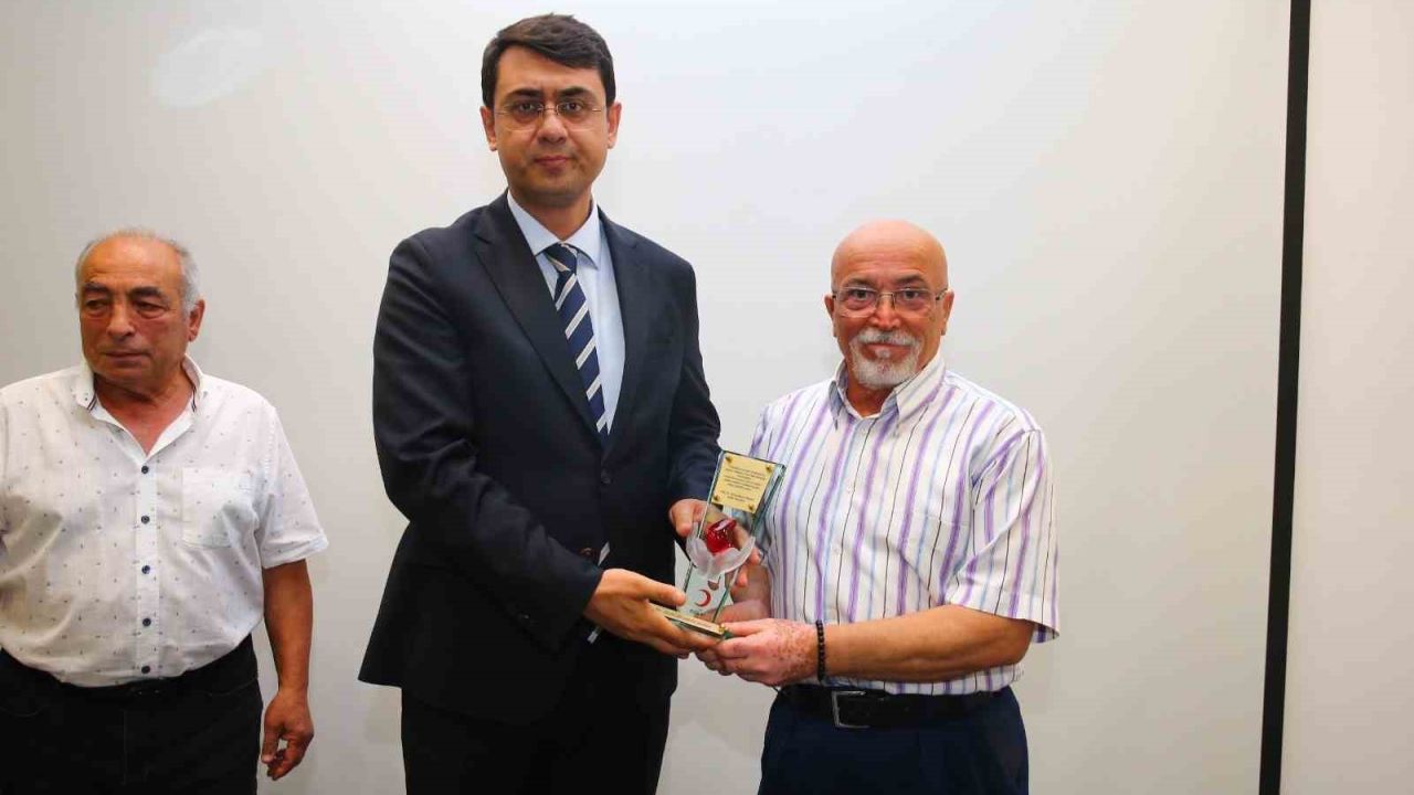 Uşak’ta kan bağışçılarına plaket taktim edildi