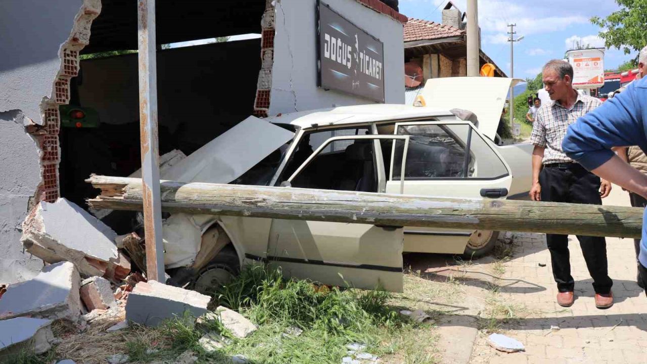 Yaşlı karı koca duvara çarpan otomobilde can verdi