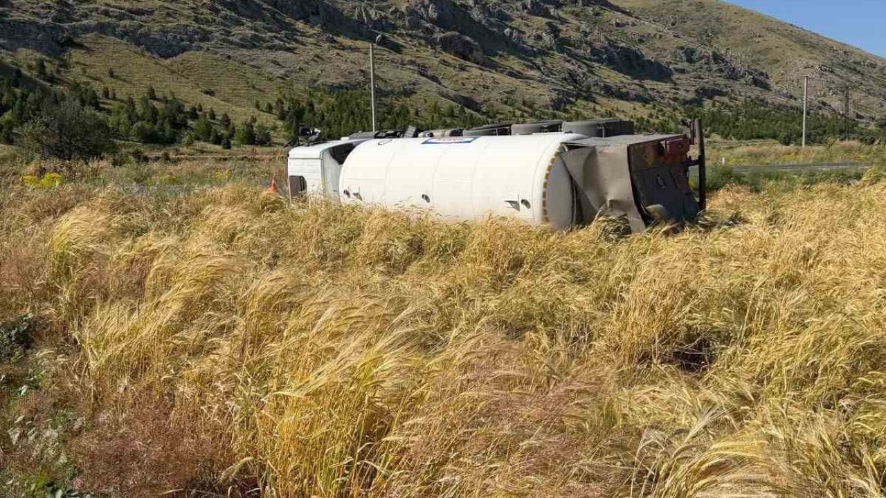 Yol kenarına devrilen tankerin sürücüsü yaralandı