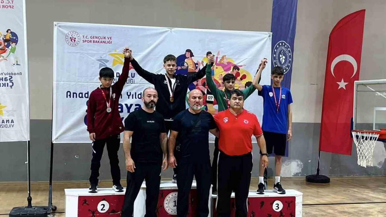 Yunusemreli güreşçilerden Uşak’tan 3 madalya