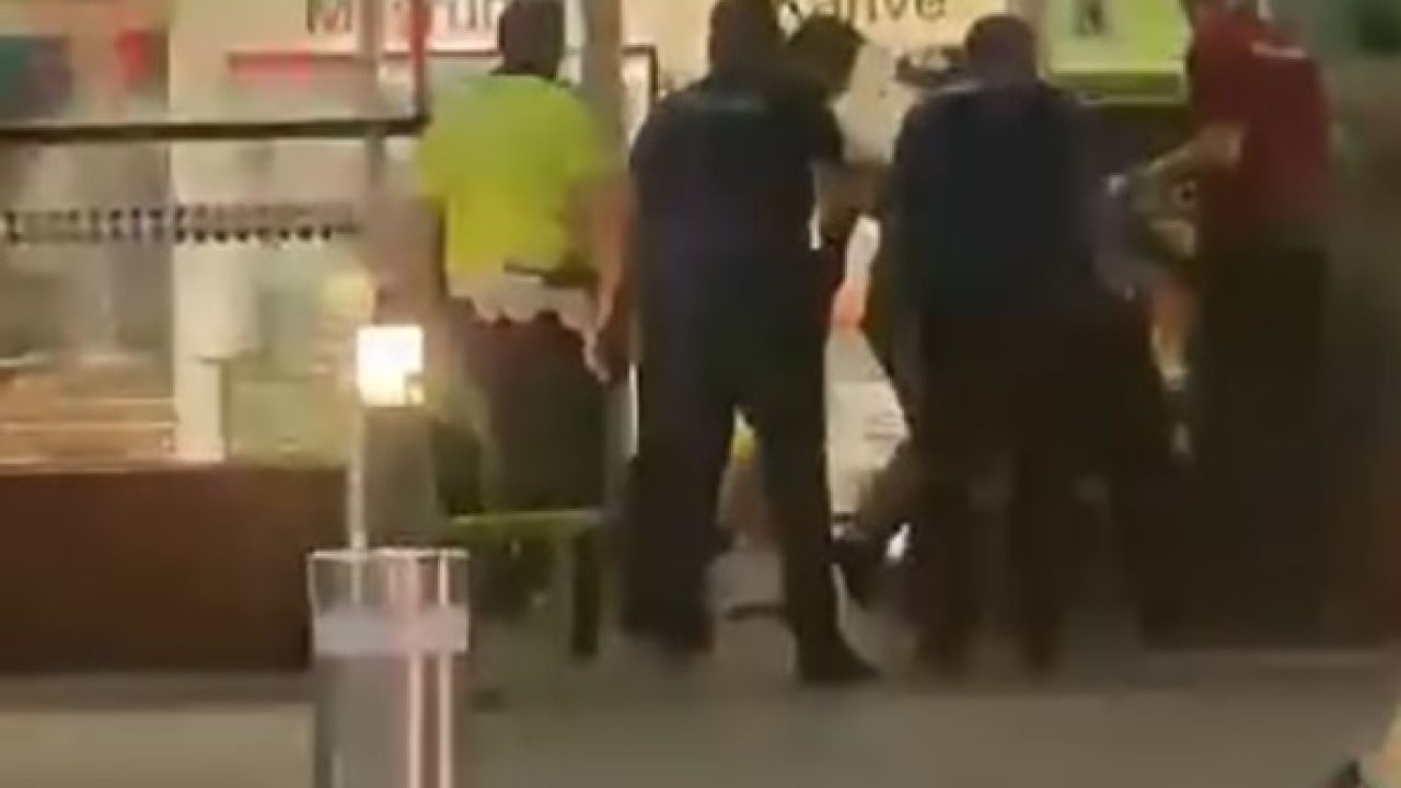 Adnan Menderes Havalimanında hareketli anlar: 4 polis bıçaklandı