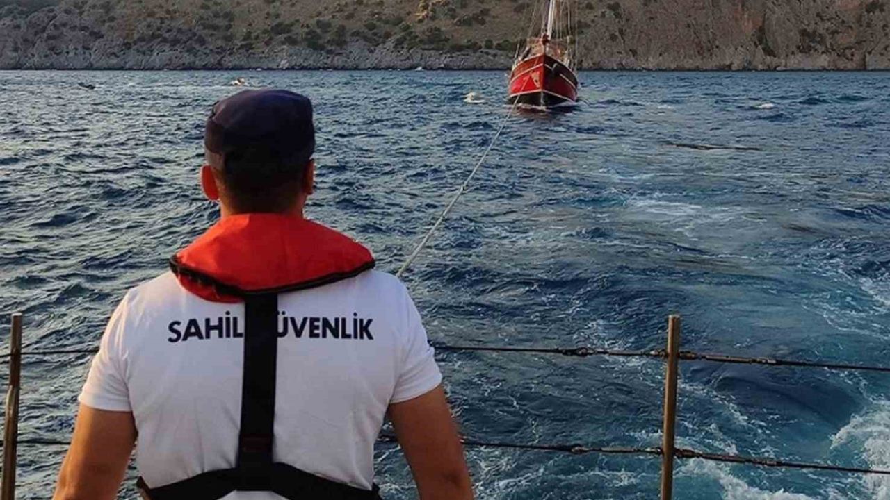 Arızalanan yat, Sahil Güvenlik ekipleri tarafından kurtarıldı
