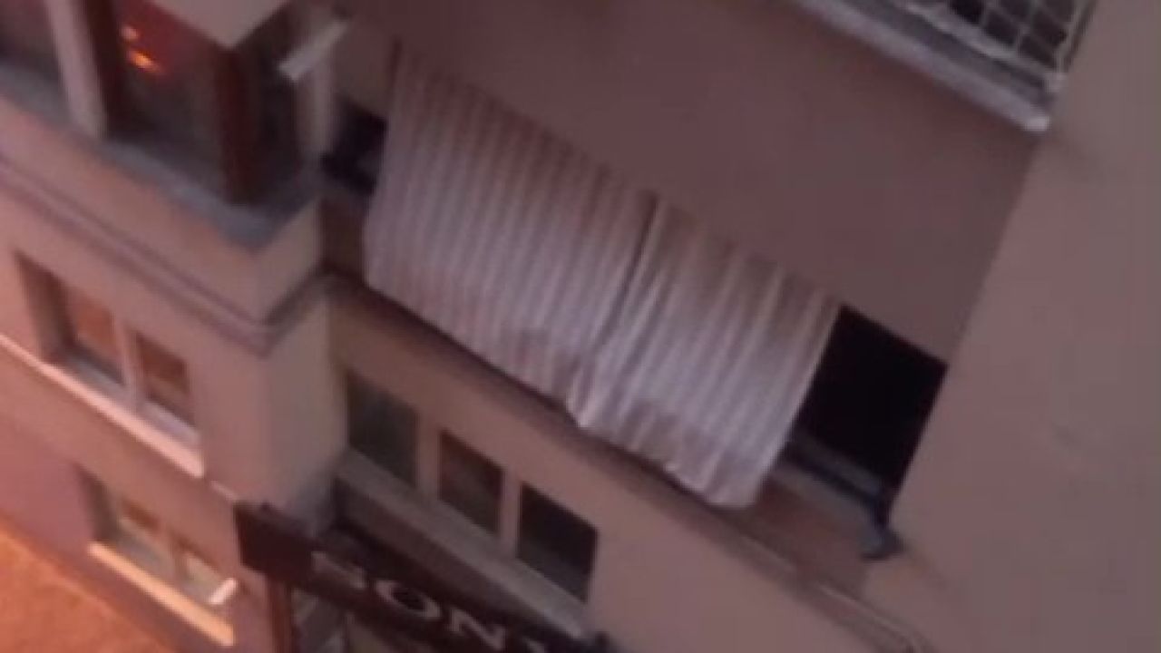 Balkon filesinde asılı kalan çocuğunu düşmesin diye dakikalarca tuttu