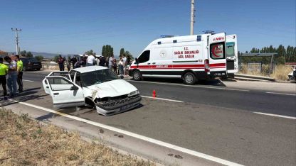 Bariyerlere çarpan otomobilde 6 kişi yaralandı
