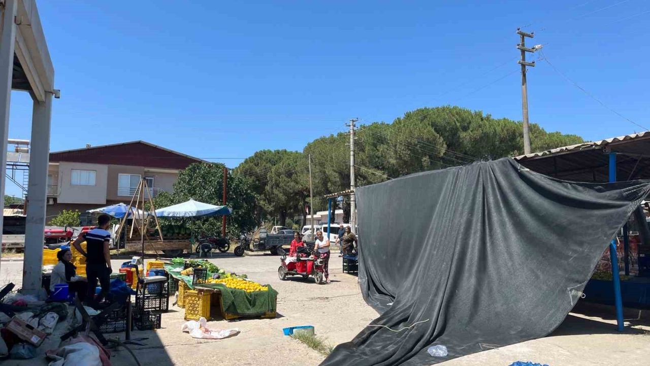 Bayındır’da fırtına paniği yaşandı, pazar yerinde tezgahlar dağıldı