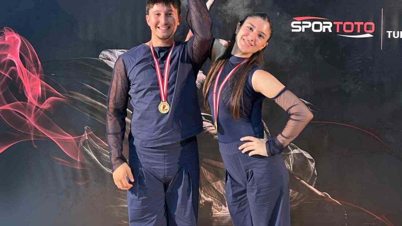 Bir yanında koyun sürüsü, diğer yanında dans pisti
