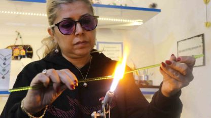 Buldan’da bin 200 derecelik ateşte camı sanata dönüştürüyor