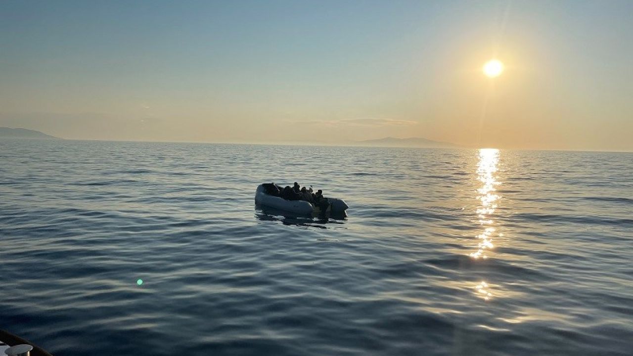 Çeşme’de hareketli lastik bottaki 20 düzensiz göçmen yakalandı