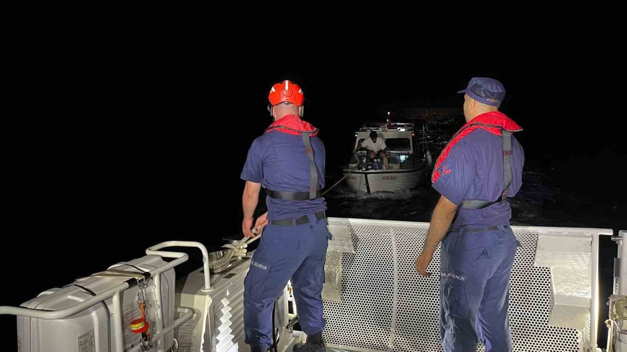 Çeşme’de sürüklenen teknedeki 3 kişi Sahil Güvenlik ekiplerince kurtarıldı