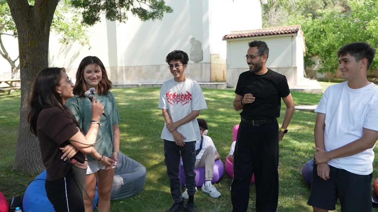 Denizli Büyükşehirin kampında Gri Koç gençlerle buluştu