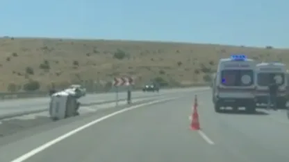 Devrilen otomobilde 3 kişi yaralandı
