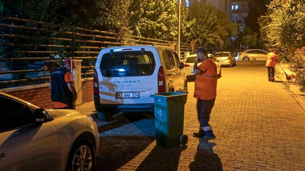 Efeler Belediyesi temizlik ekipleri çalışmalarını sürdürüyor