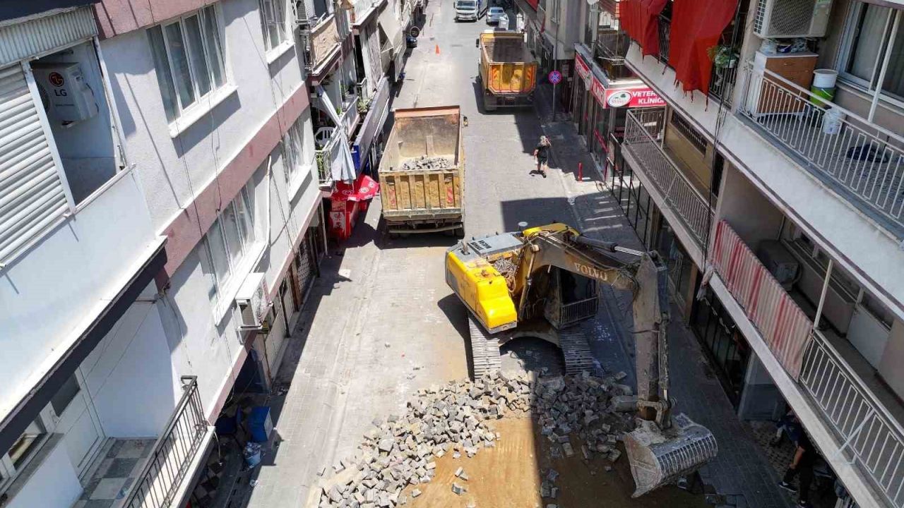 Efeler’de yol yenileme çalışmaları hız kesmiyor