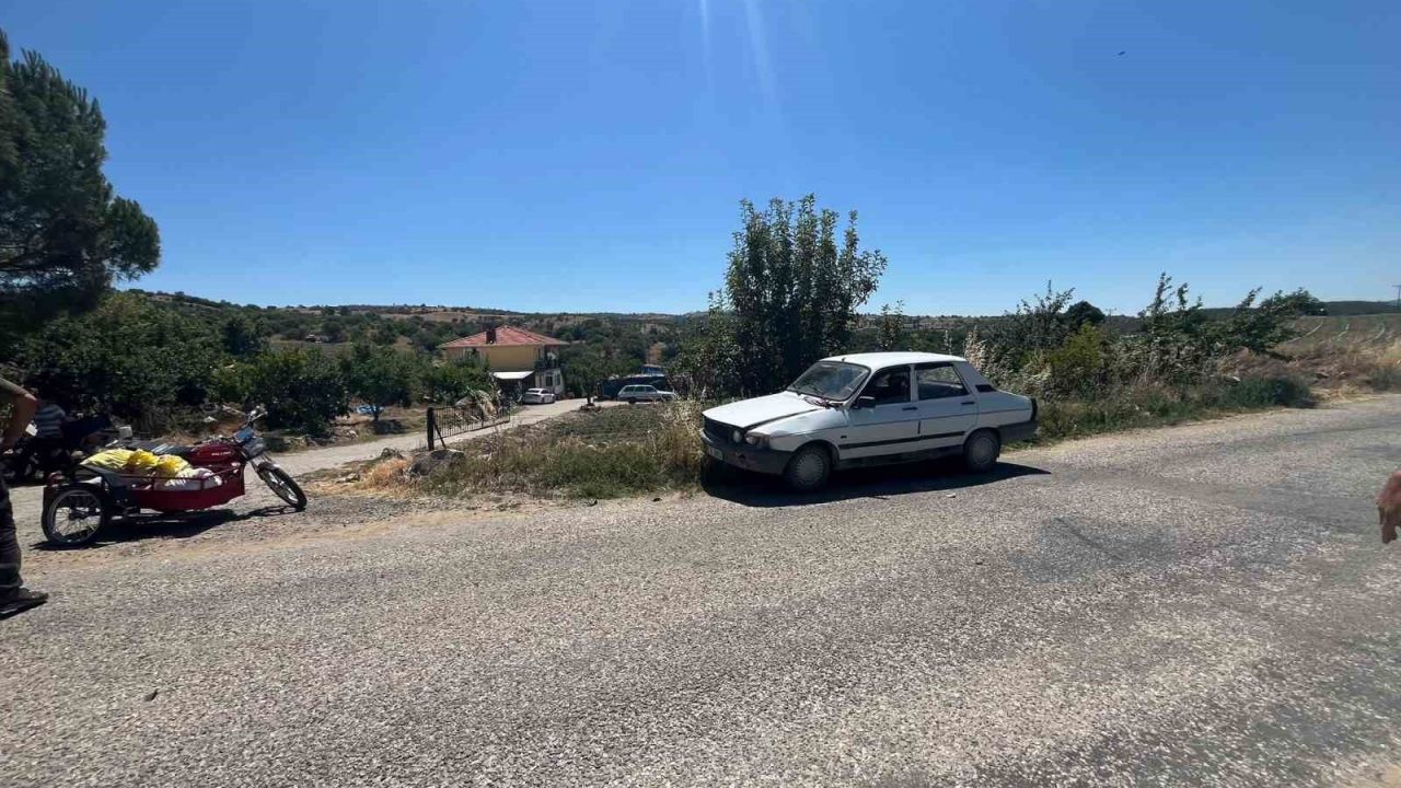 Gördes’te motosiklet otomobile çarptı: 2 yaralı