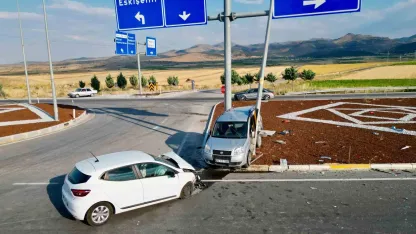 Hafif ticari araç otomobille çarpıştı: 7 yaralı