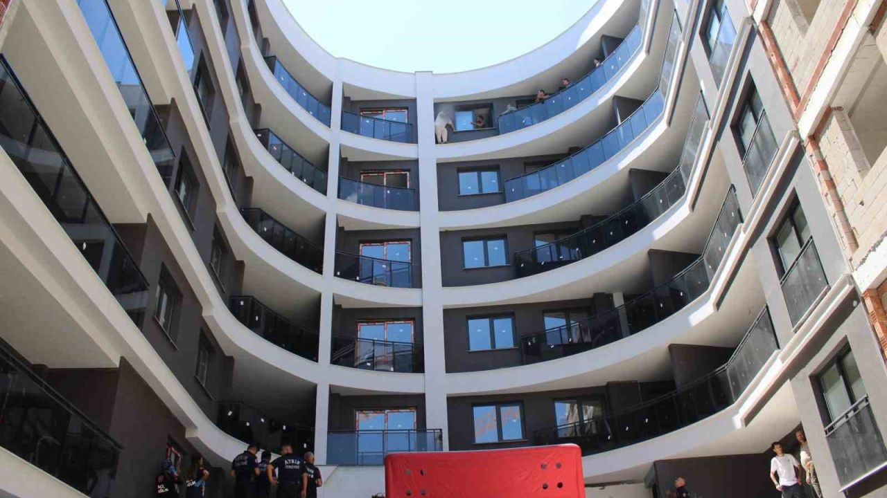 İnşaatın tepesine çıkan şahıs, ekiplerin çabasıyla ikna edildi