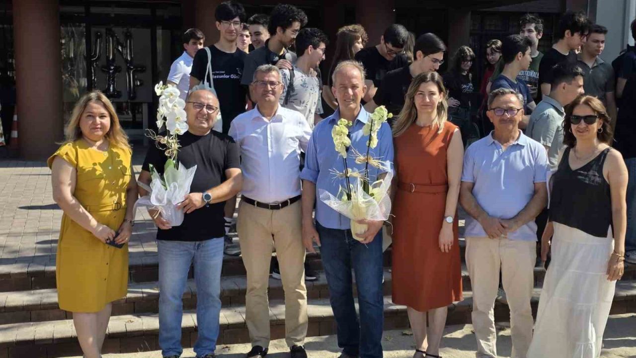 İzmir’de 34 yıllık öğretmene duygusal veda