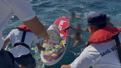 İzmir’de kürek sörfü yaparken denizde sürüklenen 5 kişi kurtarıldı