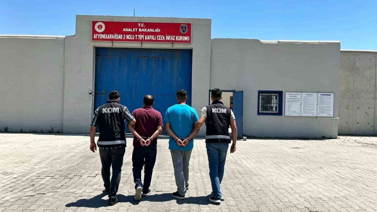 Kaçakçılık suçundan aranan 2 şahsı polis yakaladı