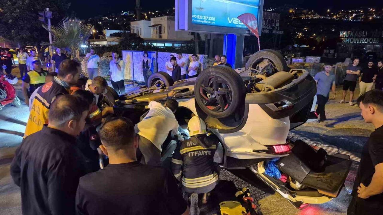 Kavşakta çarpışan otomobil devrildi: 1 yaralı