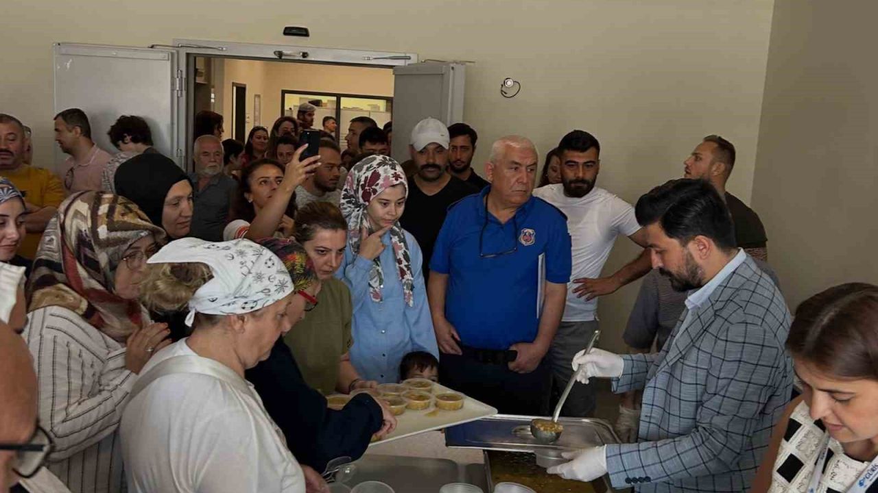 Kütahya Şehir Hastanesi’nde bin kişilik aşure ikramı