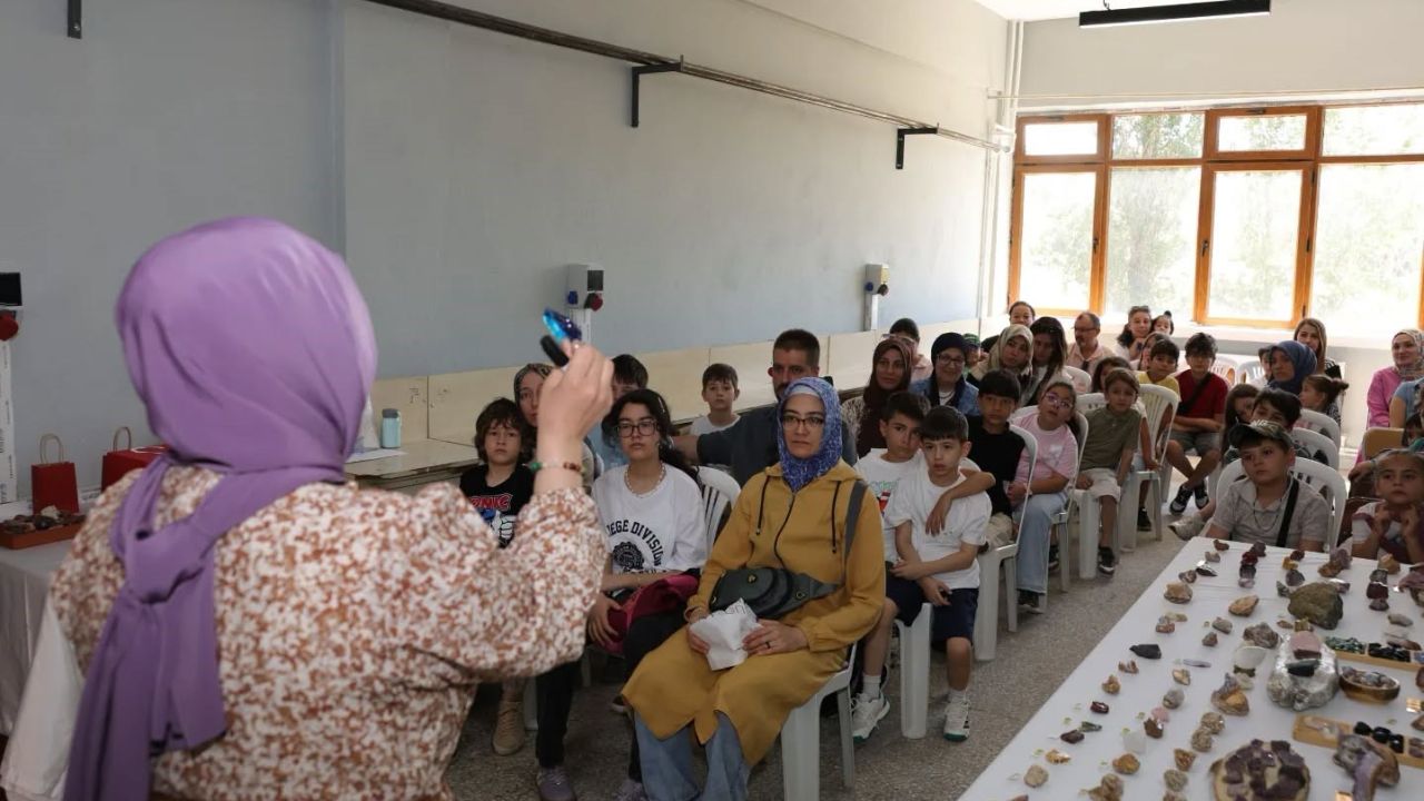 Kütahya’da çocuklar doğal taşların gizemli dünyasını keşfetti