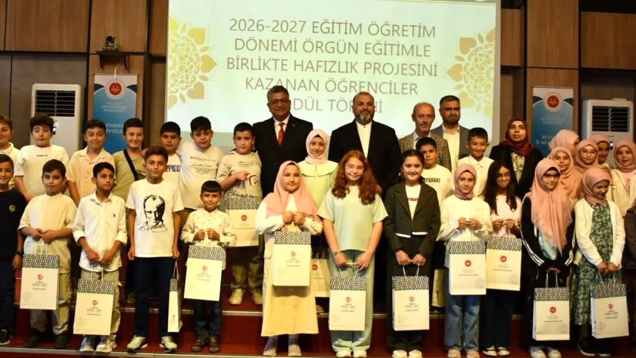 Kütahya’da hafızlık projesini kazanan öğrenciler ödüllendirildi
