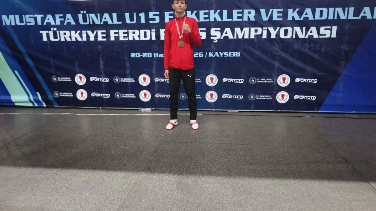 Kütahyalı Boksör Mehmet Turan Delibaş Türkiye üçüncüsü oldu