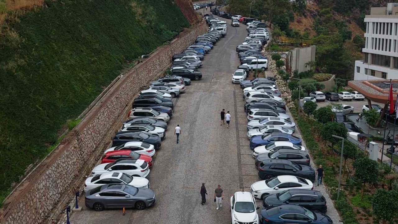Marmaris’te dikkat çeken tablo: Otellerde doluluk sorunu yaşanırken bu tesisin kapısında araç kuyruğu oluştu