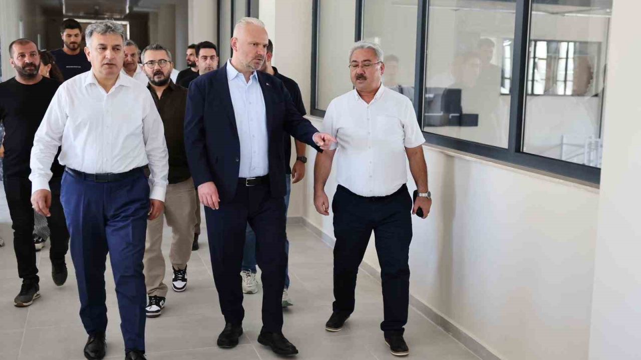 Menemen’de yapımı süren yeni gençlik merkezinde inceleme