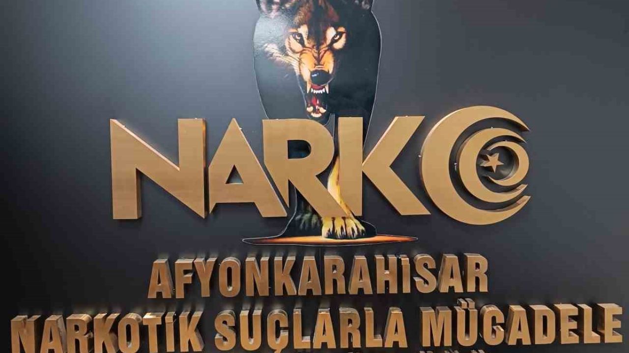 Minibüsün koltuk döşemesinden 3 kilogram uyuşturucu çıktı