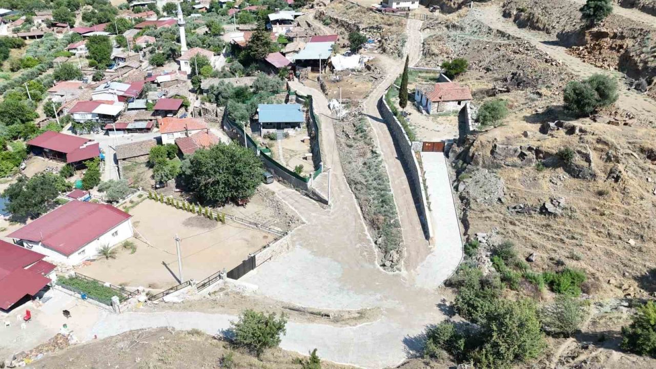 Nazilli Belediyesi Kırcaklı’da yolları yeniledi