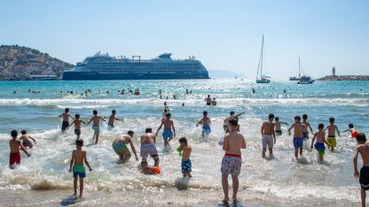 Nusaybinli çocuklar Kuşadası’nda ilk kez denizle buluştu