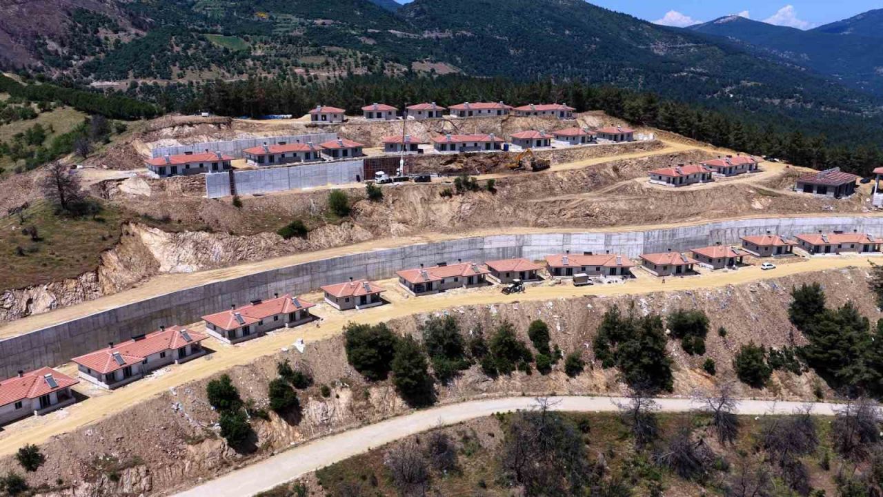 Ödemiş’te yangında zarar gören konutlar yeniden yapılarak sahiplerine teslim ediliyor