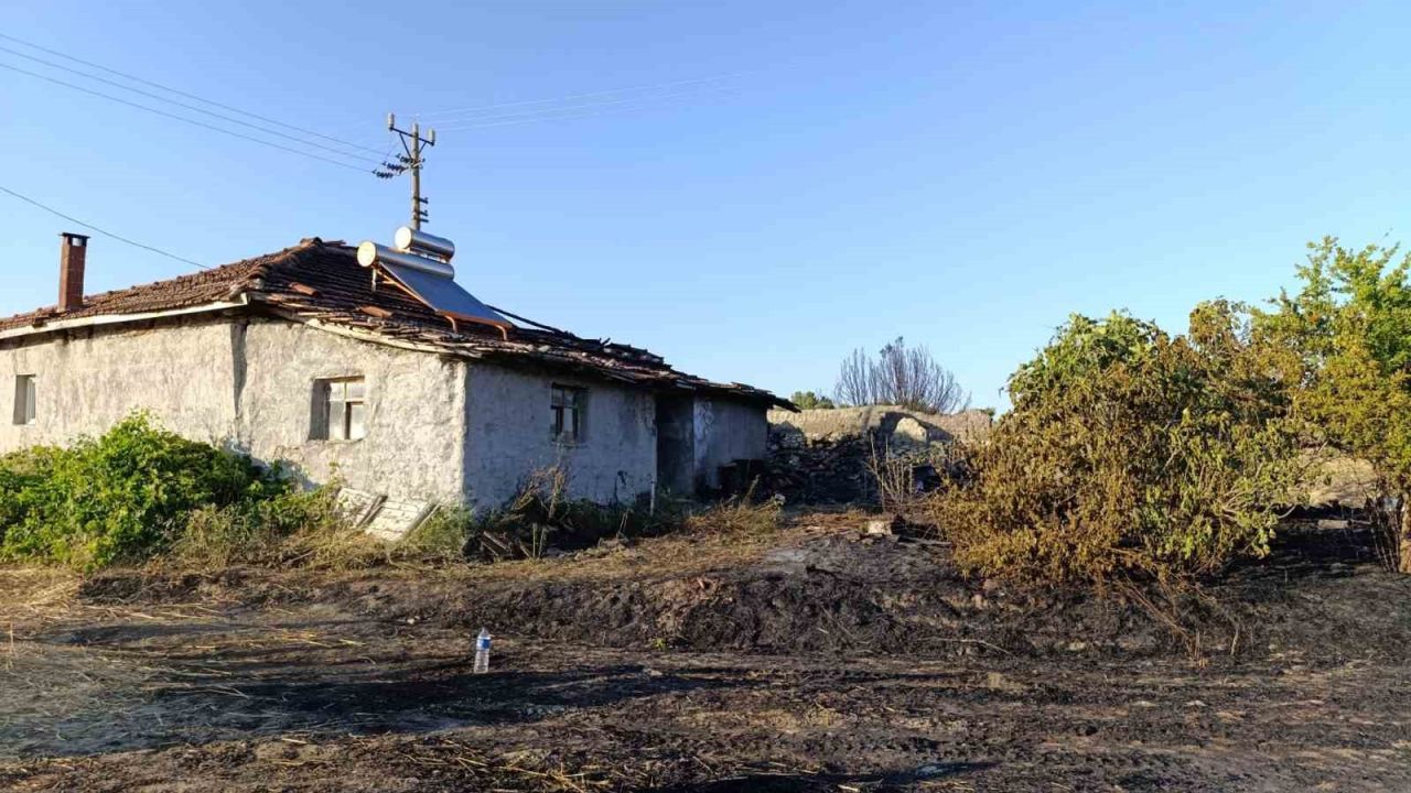 Selendi’de bir ev ve 2 dekarlık arazi alevlere teslim oldu