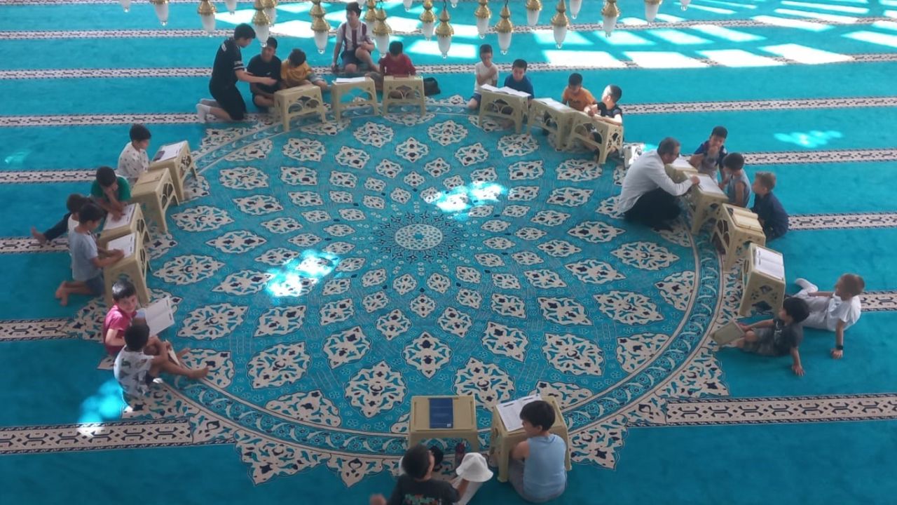 Selendi’de camiler çocuk sesiyle yankılanıyor