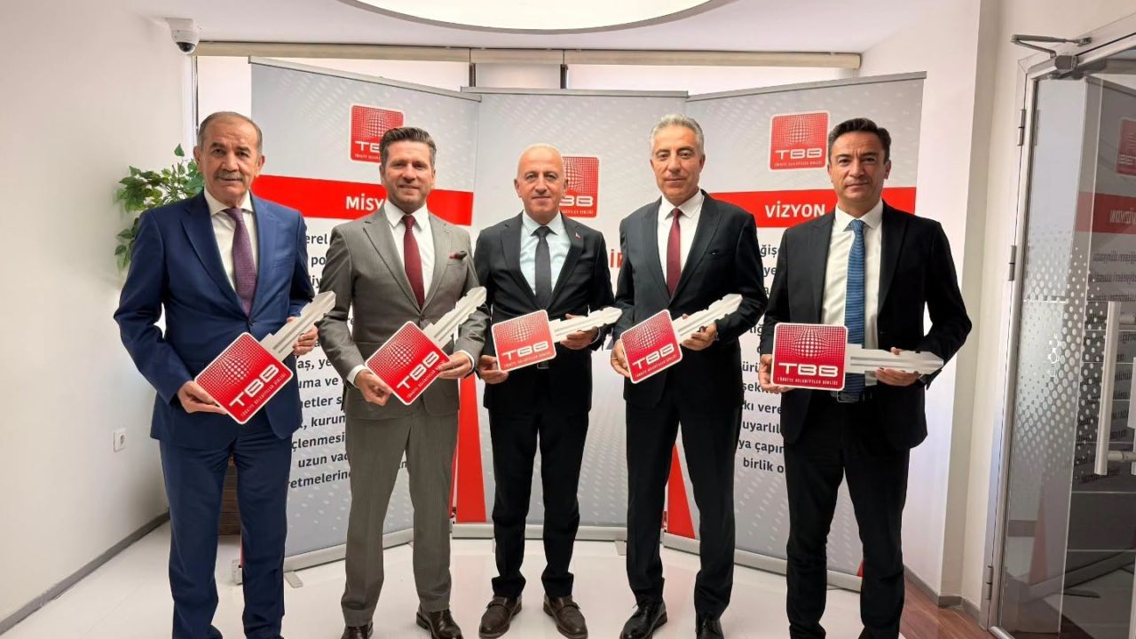 Tavas Belediyesine 22 tonluk yeni ekskavatör kazandırıldı
